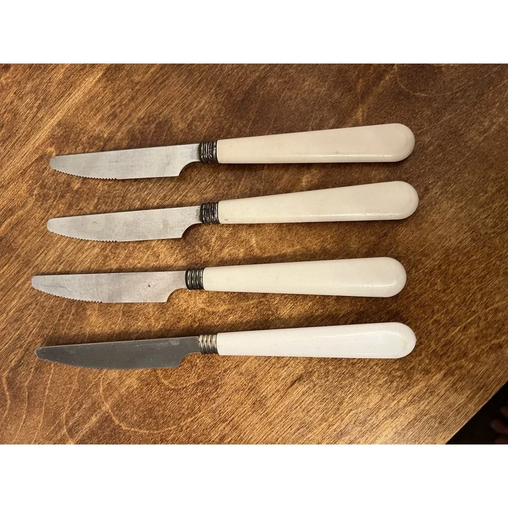 Lot of 4 Deco Stainless Flatware Knives With White Premium Plastic Handles
